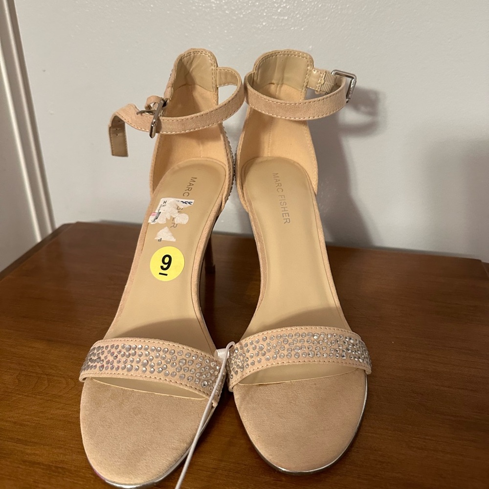Like new Marc Fisher heels. Size 9